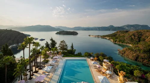 Ege Vip Tur ile Dalaman Havalimanı'ndan Marmaris Hisarönü mevkiindeki D Maris Bay oteline doğrudan, beklemesiz ve konforlu özel transfer hizmeti.