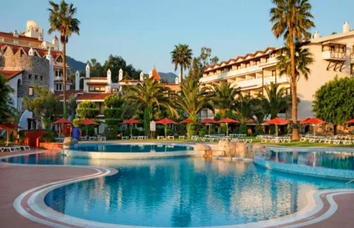 Dalaman Havalimanı'ndan İçmeler Martı Resort Hotel'e ulaşım sağlayan Ege Vip Tur lüks transfer aracı ve sahil yolu manzarası.