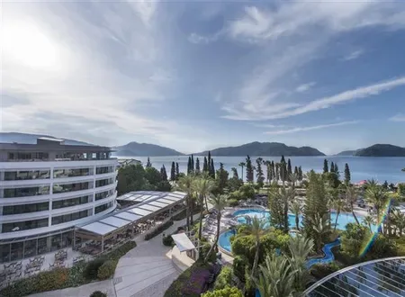 Dalaman Havalimanı'ndan Marmaris Elegance Hotels International'a ulaşım sağlayan lüks VIP transfer aracı ve sahil şeridi manzarası.
