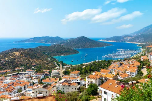 Dalaman ve Antalya Havalimanı transferleri ile ulaşılabilen, Çukurbağ Yarımadası ve Kaş'ın popüler lüks otellerine VIP ulaşım manzarası.