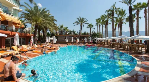 Dalaman Havalimanı'ndan Marmaris Elegance Hotels International'a ulaşım sağlayan Ege Vip Tur lüks transfer aracı ve otelin denize sıfır prestijli girişi.