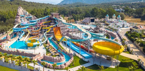 Dalaman Havalimanı Orka Sunlife Resort & Aquapark transferi için hazırlanan, Ovacık bölgesine ulaşım sağlayan geniş bagaj hacimli lüks VIP Mercedes Vito araç ve profesyonel şoför karşılama hizmeti.