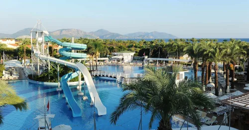 Dalaman Havalimanı'ndan TUI BLUE Tropical'e ulaşım sağlayan, çocuklu aileler için geniş bagaj alanına ve ücretsiz bebek koltuğuna sahip VIP transfer aracı.