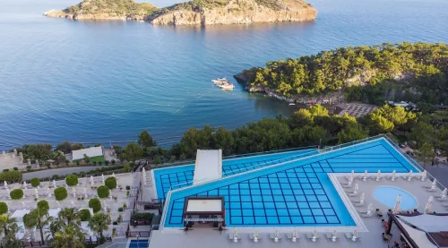 Dalaman Havalimanı'ndan tepe konumdaki TUI BLUE Seno'ya doğrudan ve konforlu ulaşım sağlayan, profesyonel şoför yönetimindeki VIP Mercedes Vito transfer aracı.