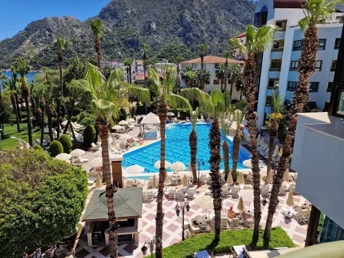 Dalaman Havalimanı'ndan Marmaris İçmeler sahilinde yer alan Hotel Aqua'ya doğrudan ulaşım sağlayan, modern donanımlı ve geniş bagaj hacmine sahip VIP Mercedes Vito transfer aracı.