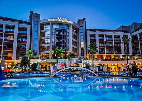 Dalaman Havalimanı terminal çıkışında özel karşılama ile Marmaris Grand Pasa Hotel'e doğrudan VIP ulaşım sağlayan lüks Mercedes Vito araç.