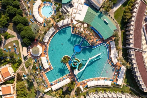 Dalaman Havalimanı'ndan TUI BLUE Sarigerme Park'a doğrudan ulaşım sağlayan, profesyonel şoförlü, geniş bagaj hacmine ve lüks donanıma sahip VIP Mercedes Vito transfer aracı.