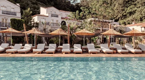 Dalaman Havalimanı terminal çıkışında özel karşılama ile Marmaris Milli Parkı içindeki Cook’s Club Adaköy’e doğrudan VIP ulaşım sağlayan lüks Mercedes Vito araç.