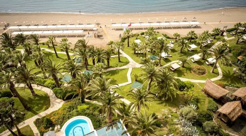 Dalaman Havalimanı terminal çıkışında isme özel karşılama ile Robinson Sarıgerme Park Otel'e VIP transfer hizmeti sunan konforlu Mercedes Vito araç.