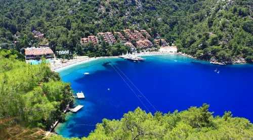 Dalaman Havalimanı terminal çıkışında özel karşılama ile Hillside Beach Club Otel'e VIP transfer hizmeti sağlayan lüks Mercedes Vito araç.