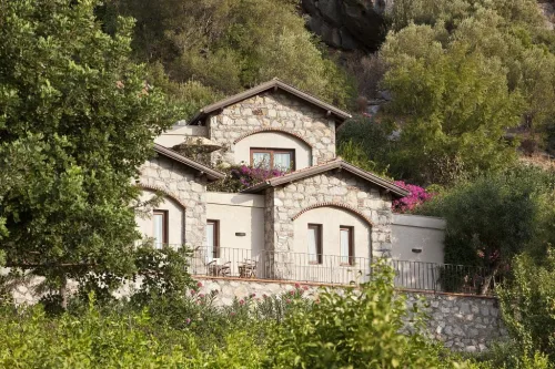 Dalaman Havalimanı'ndan Dionysos Hotel Kumlubük'e özel karşılama hizmeti ile profesyonel VIP transfer sağlayan lüks Mercedes Vito araç.