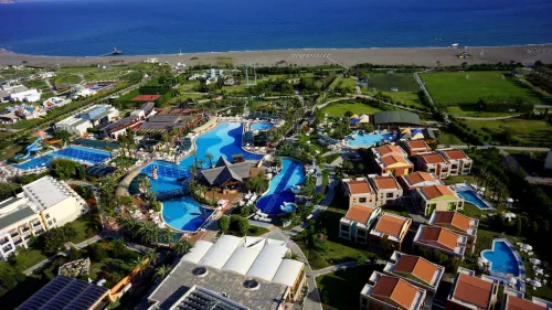 Holiday Village Türkiye transfer rehberi; Dalaman Havalimanı mesafesi, ortalama yol süresi, özel transfer avantajları, Sarıgerme ulaşım detayları ve yakındaki oteller hakkında özet bilgiler içerir.