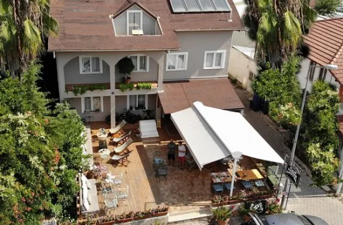 A&B Home Hotel Göcek konukları için Dalaman Havalimanı profesyonel VIP karşılama panosu ve Ege VIP Tur lüks Mercedes Vito araç filosu.