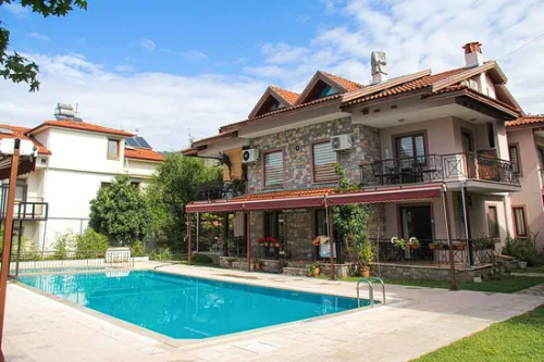 Vira Suites Hotel Göcek misafirleri için Dalaman Havalimanı terminal çıkışı karşılama ve VIP Mercedes Vito transfer aracı.