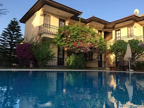 Görkem Apart Otel misafirleri için Dalaman Havalimanı özel VIP karşılama ve lüks transfer aracı.