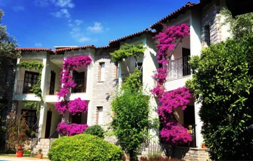 Olive Garden Apart Hotel misafirleri için Dalaman Havalimanı özel VIP karşılama ve lüks transfer aracı.