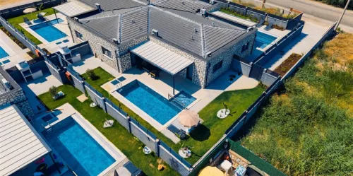 Zora Beyaz Taş Villaları Çalış misafirleri için Dalaman Havalimanı özel VIP karşılama ve lüks transfer aracı.