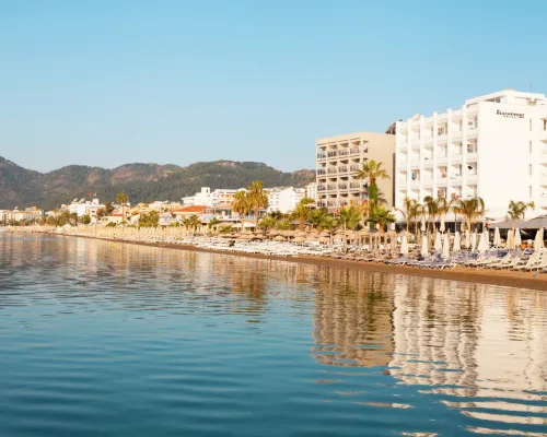 Dalaman Hava Limanından Marmarisdəki Sunprime Beachfront Hotel üçün VIP transfer xidmətini göstərən nəqliyyat görüntüsü.