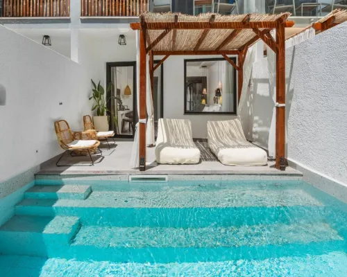 Ölüdeniz Blu Luxury Unique üçün Ölüdeniz bölgəsində Dalaman Hava Limanı VIP transfer və özəl otel çatdırılmasını göstərən hero şəkli.