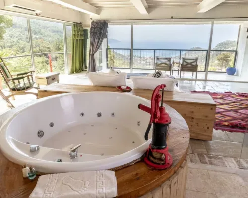 Ölüdeniz Loft Exclusive üçün Ölüdeniz bölgəsində Dalaman Hava Limanı VIP transfer və özəl otel çatdırılmasını göstərən hero şəkli.