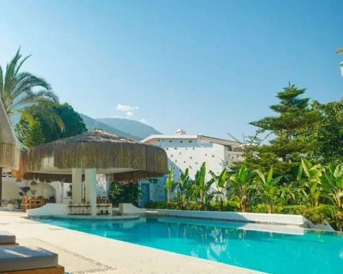 Ölüdeniz Kassandra Boutique üçün Ölüdeniz bölgəsində Dalaman Hava Limanı VIP transfer və özəl otel çatdırılmasını göstərən hero şəkli.