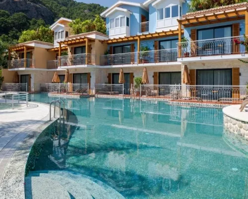 La Boutique Maya Ölüdeniz üçün Ölüdeniz bölgəsində Dalaman Hava Limanı VIP transfer və özəl otel çatdırılmasını göstərən hero şəkli.