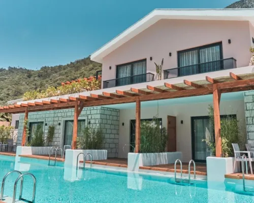 The Pearl Ölüdeniz üçün Ölüdeniz bölgəsində Dalaman Hava Limanı VIP transfer və özəl otel çatdırılmasını göstərən hero şəkli.