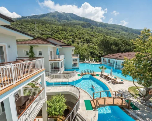 Mozaik Hotel Ölüdeniz üçün Ölüdeniz bölgəsində Dalaman Hava Limanı VIP transfer və özəl otel çatdırılmasını göstərən hero şəkli.