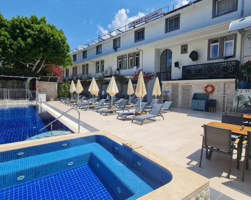 Tonoz Beach üçün Ölüdeniz bölgəsində Dalaman Hava Limanı VIP transfer və özəl otel çatdırılmasını göstərən hero şəkli.