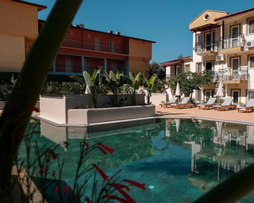 Karbelsun üçün Ölüdeniz bölgəsində Dalaman Hava Limanı VIP transfer və özəl otel çatdırılmasını göstərən hero şəkli.