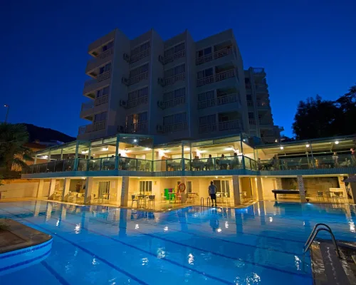Flamingo Hotel Spa Ölüdeniz üçün Ölüdeniz bölgəsində Dalaman Hava Limanı VIP transfer və özəl otel çatdırılmasını göstərən hero şəkli.