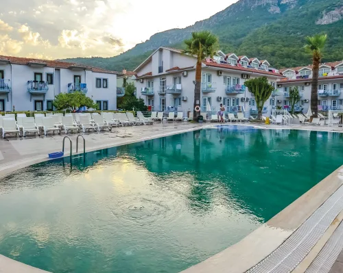 Majestic Hotel Ölüdeniz üçün Ölüdeniz bölgəsində Dalaman Hava Limanı VIP transfer və özəl otel çatdırılmasını göstərən hero şəkli.