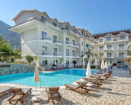 Montebello Deluxe üçün Ölüdeniz bölgəsində Dalaman Hava Limanı VIP transfer və özəl otel çatdırılmasını göstərən hero şəkli.