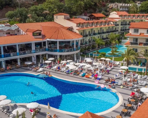 Montebello Resort üçün Ölüdeniz bölgəsində Dalaman Hava Limanı VIP transfer və özəl otel çatdırılmasını göstərən hero şəkli.
